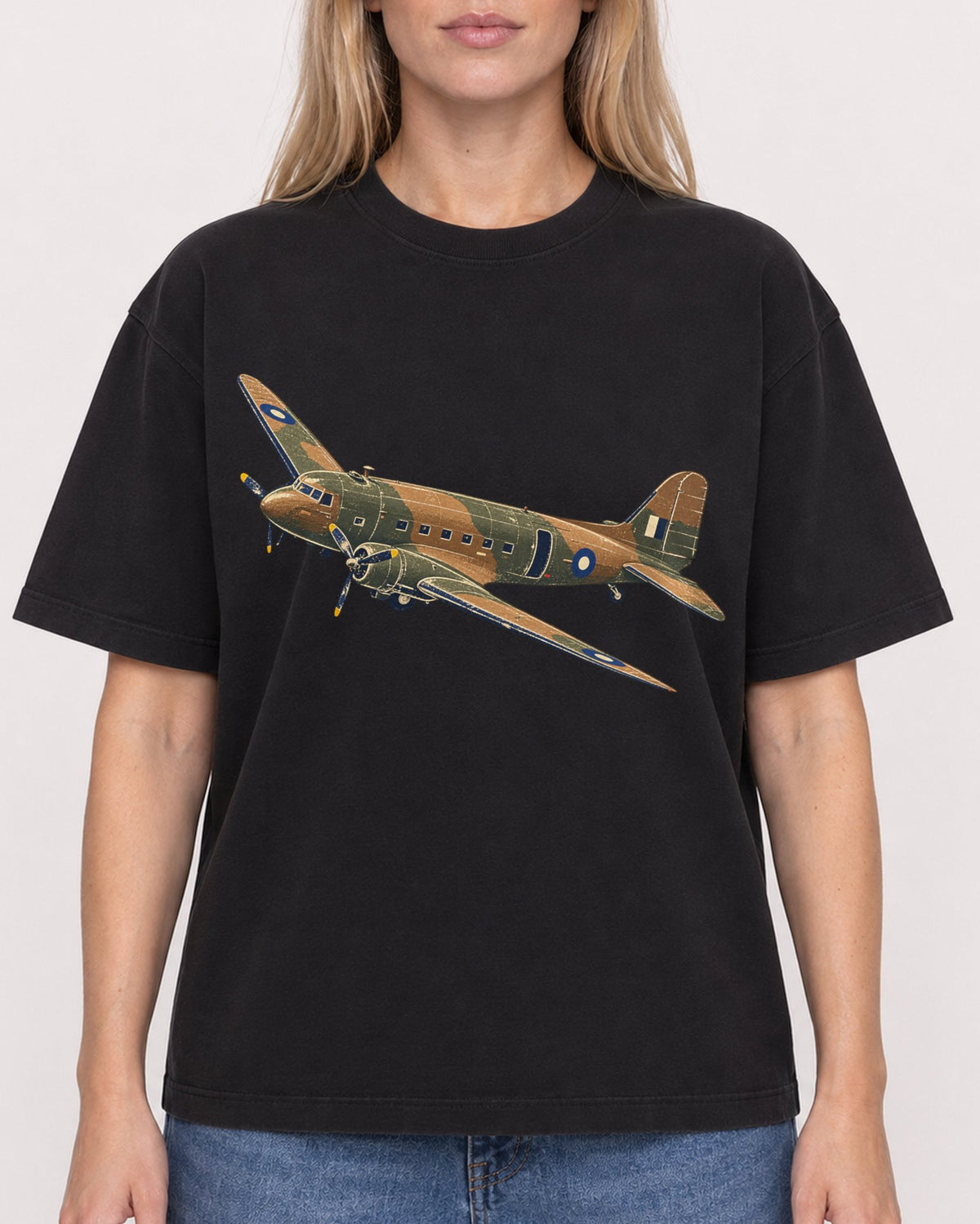Mockup Boxy Heavyweight Tee Black female close-up 08