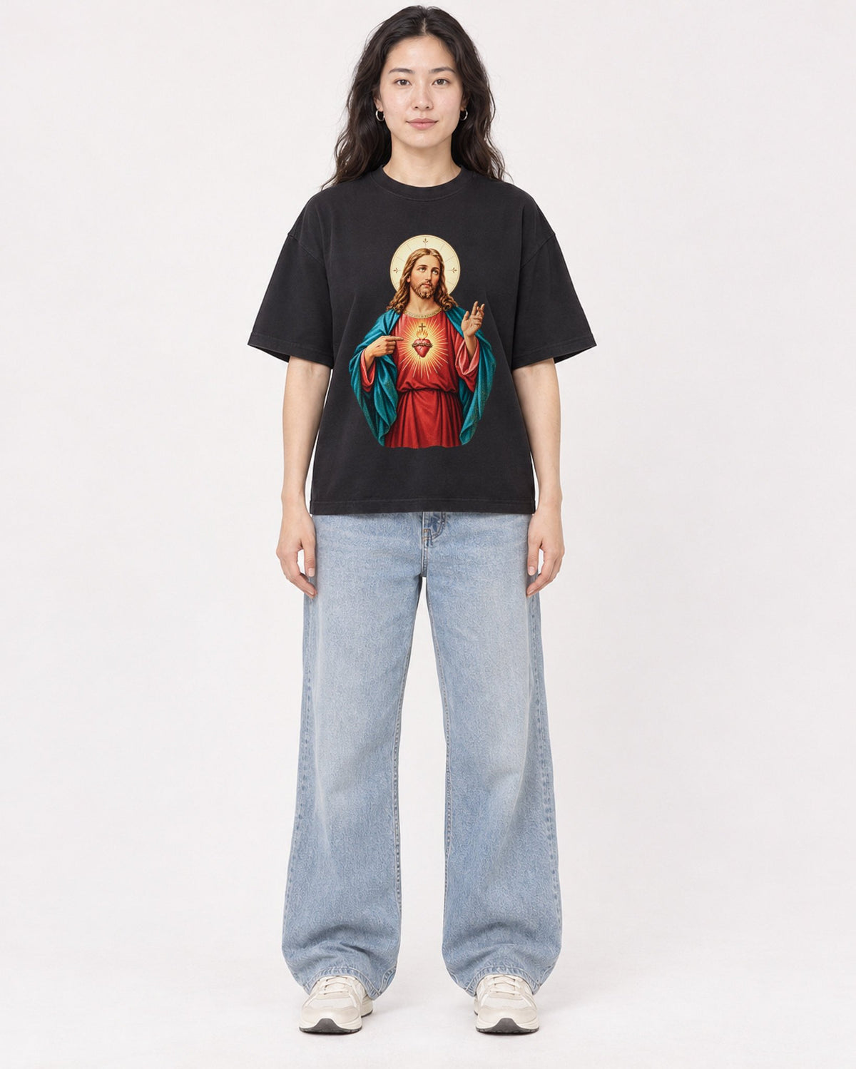 Mockup Boxy Heavyweight Tee Black female full-body 03