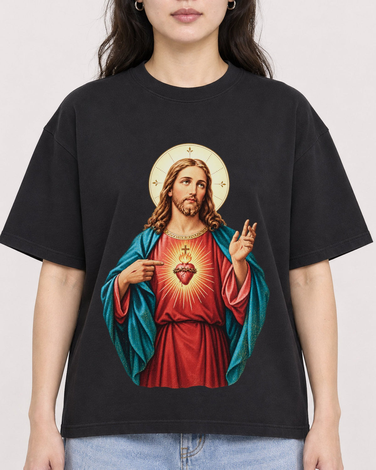 Mockup Boxy Heavyweight Tee Black female close-up 03