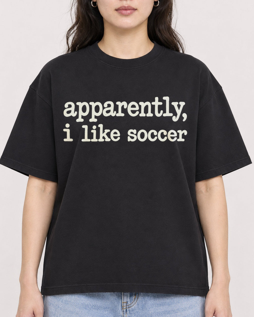 Mockup Boxy Heavyweight Tee Black female close-up 03