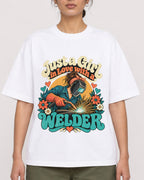 Mockup Boxy Heavyweight Tee White female close-up 17