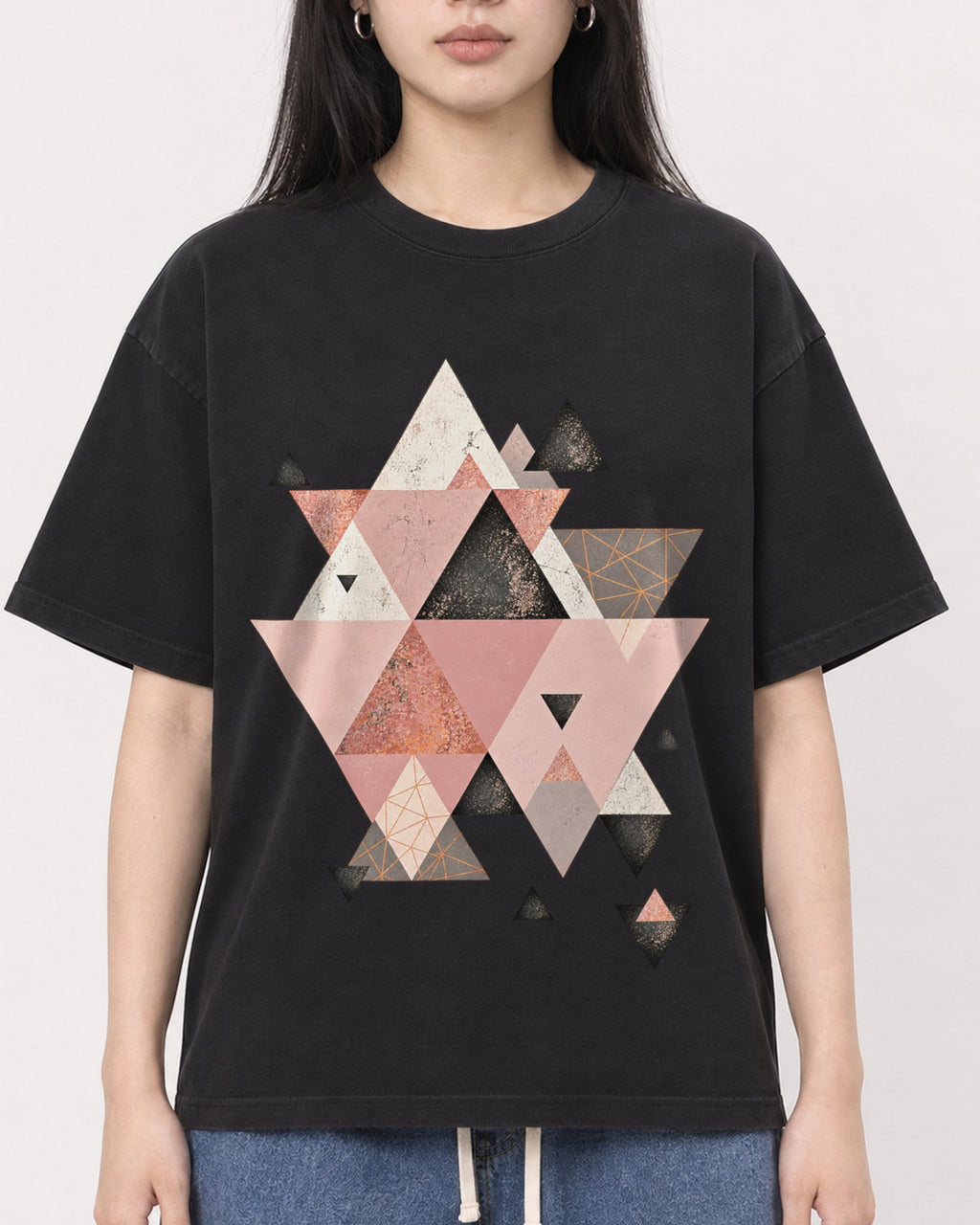Mockup Boxy Heavyweight Tee Black female close-up 01