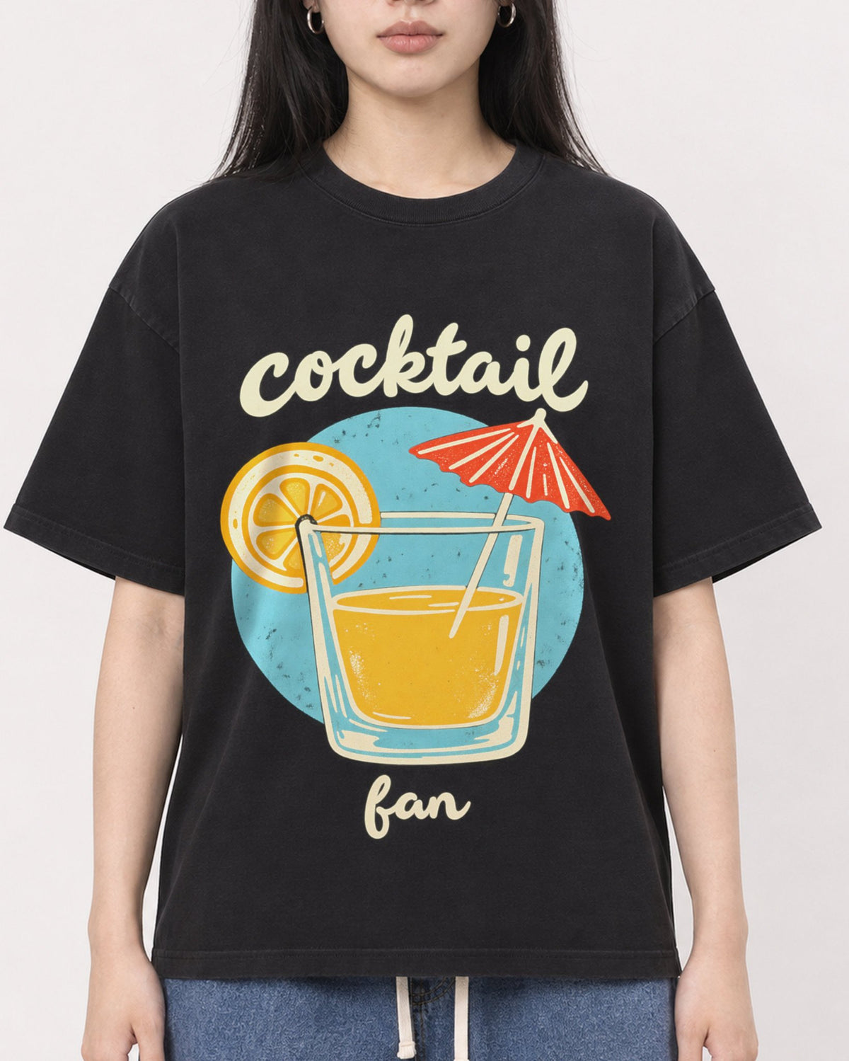 Mockup Boxy Heavyweight Tee Black female close-up 01