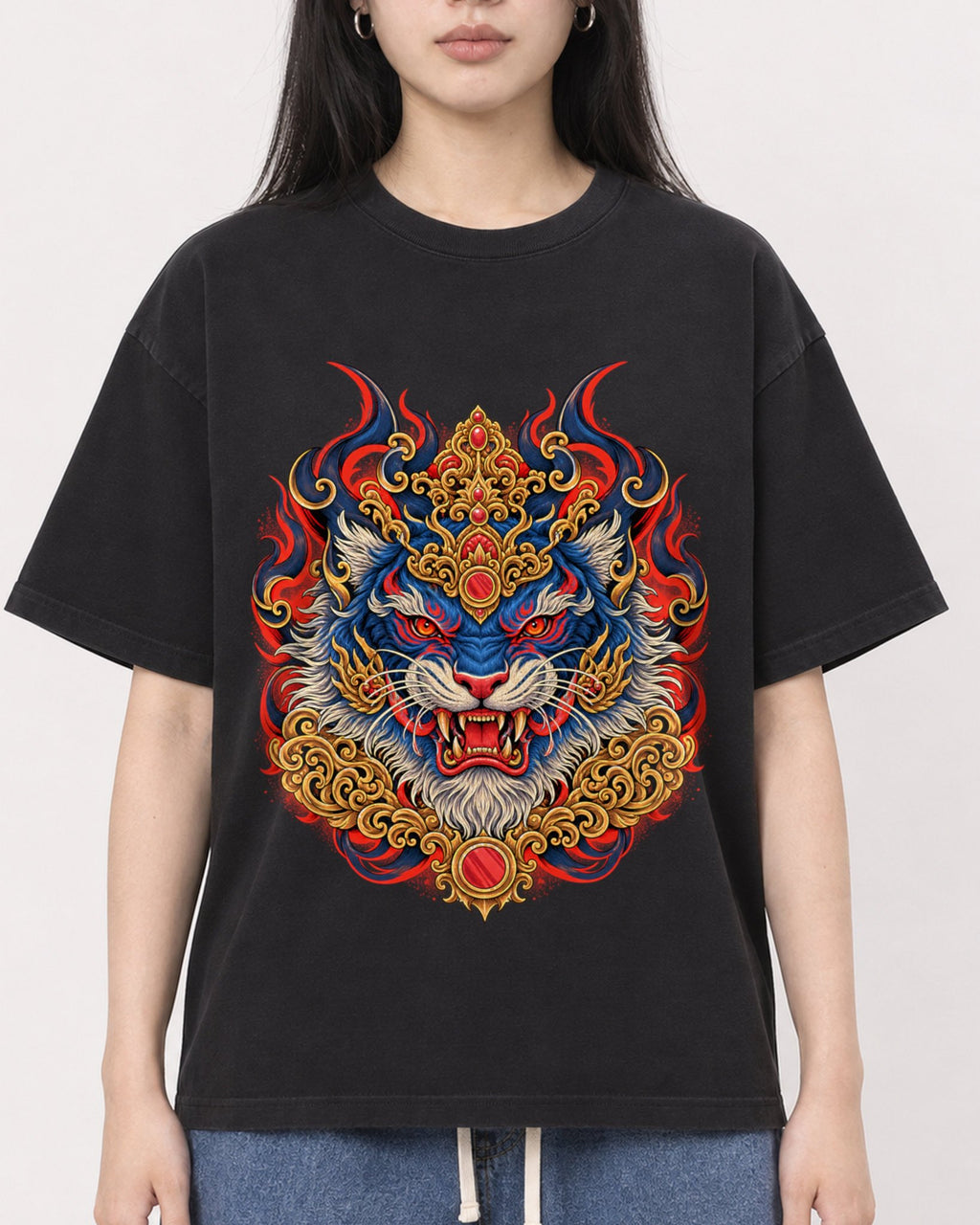 Mockup Boxy Heavyweight Tee Black female close-up 01