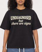 Mockup Boxy Heavyweight Tee Black female close-up 05