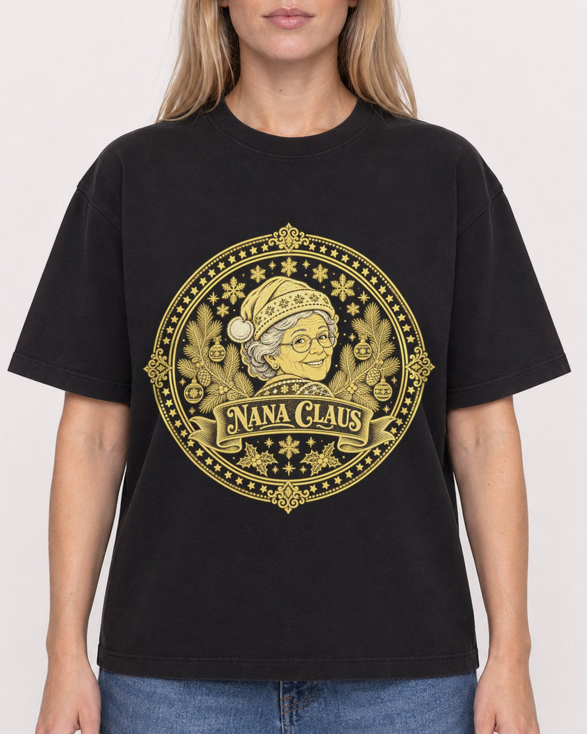 Mockup Boxy Heavyweight Tee Black female close-up 08