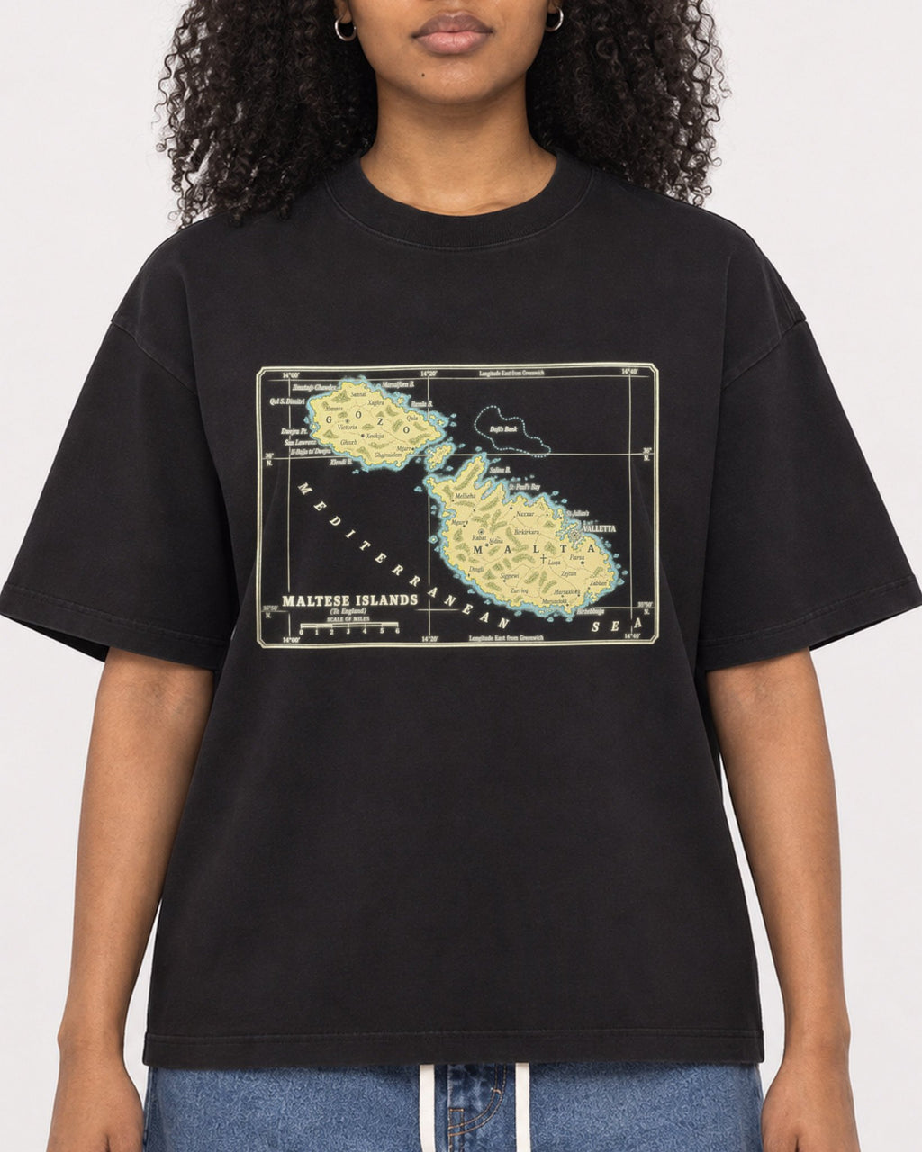 Mockup Boxy Heavyweight Tee Black female close-up 05
