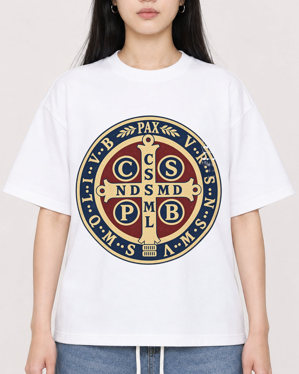 Mockup Boxy Heavyweight Tee White female close-up 01