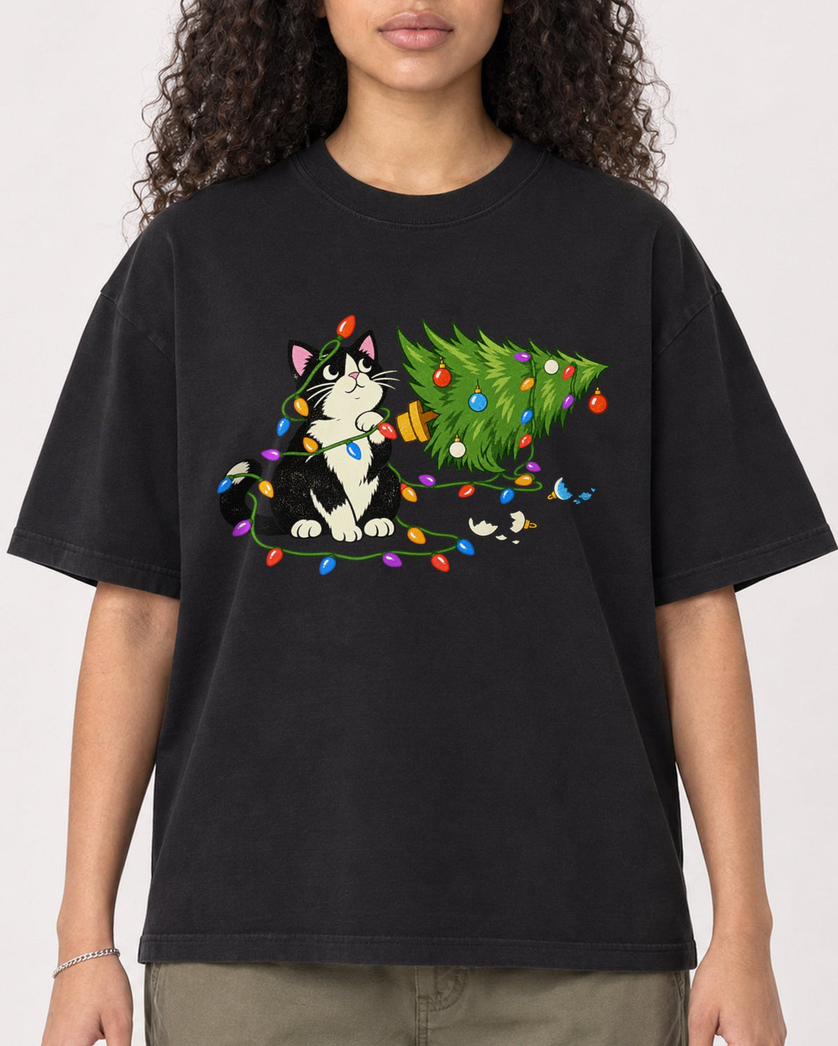 Mockup Boxy Heavyweight Tee Black female close-up 10