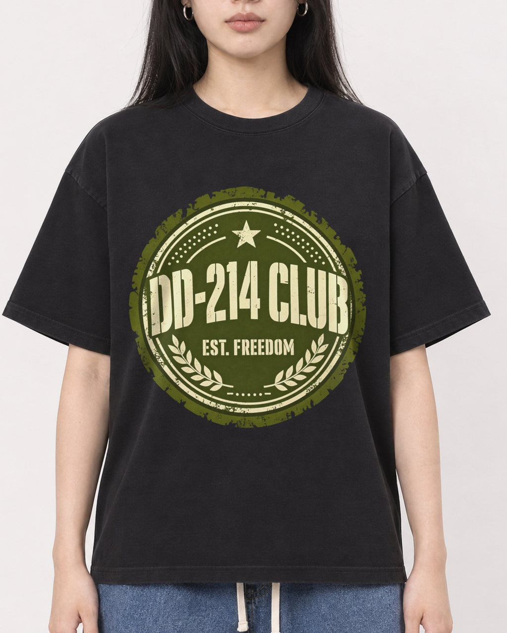 Mockup Boxy Heavyweight Tee Black female close-up 01