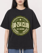 Mockup Boxy Heavyweight Tee Black female close-up 01
