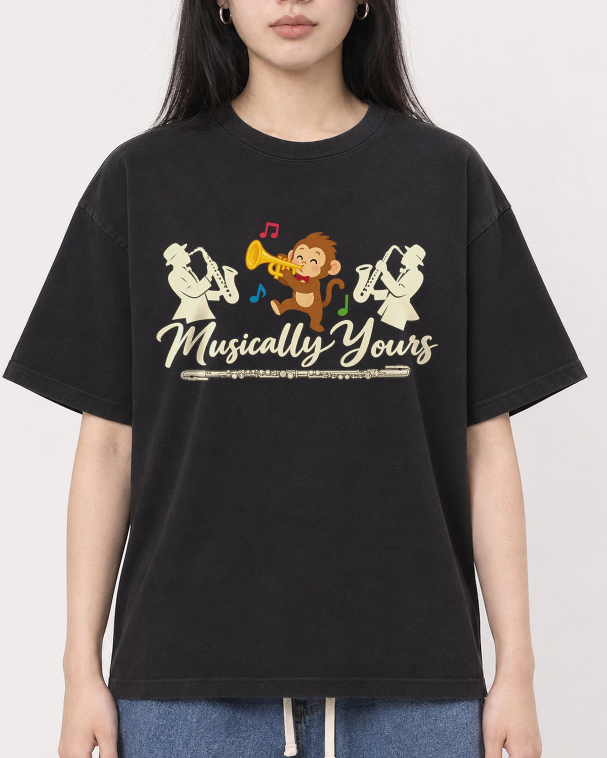 Mockup Boxy Heavyweight Tee Black female close-up 01