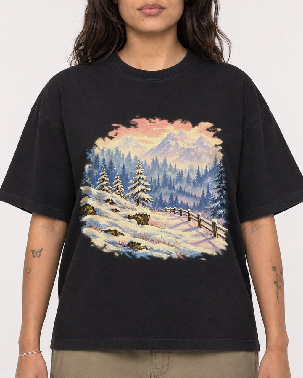 Mockup Boxy Heavyweight Tee Black female close-up 06