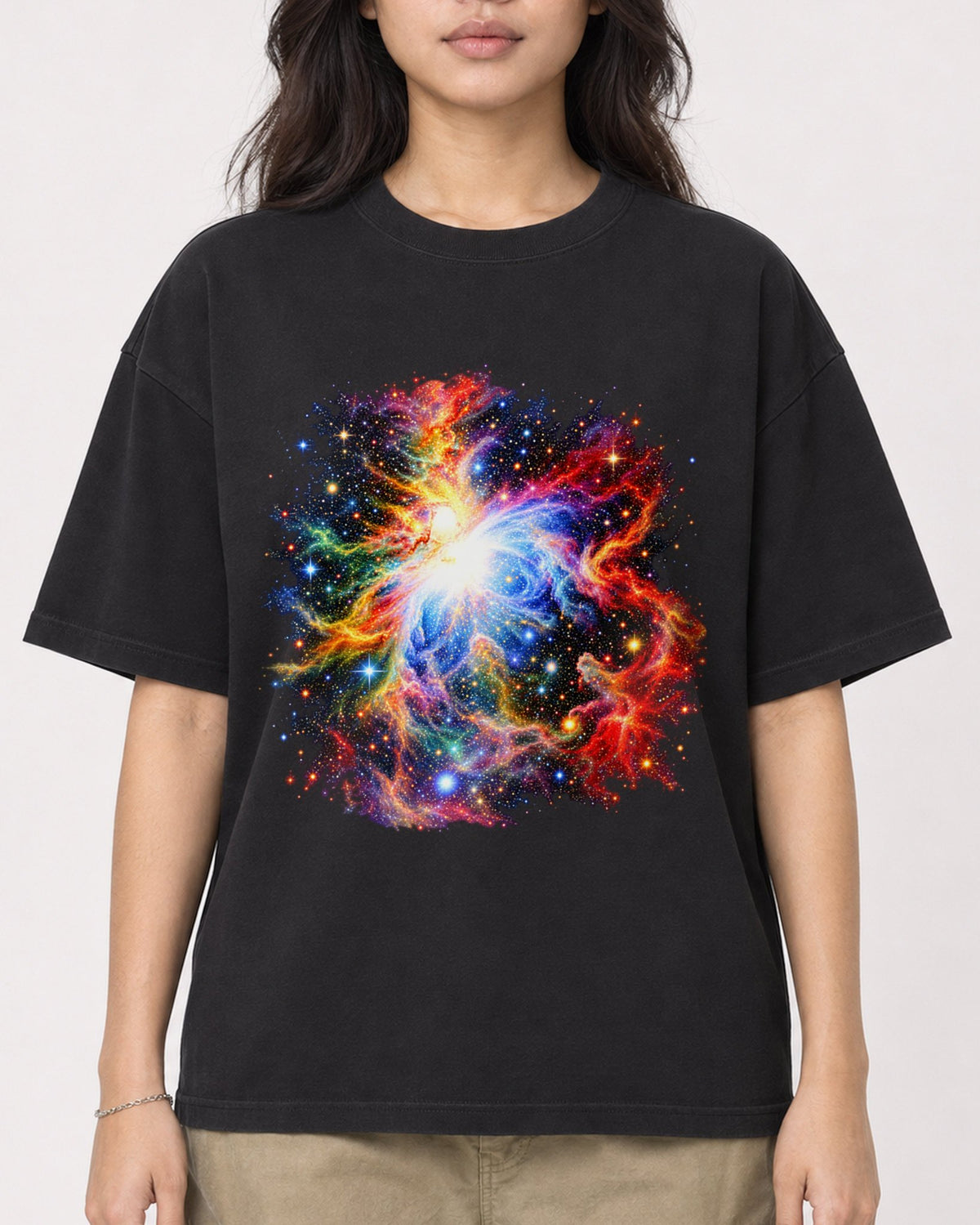 Mockup Boxy Heavyweight Tee Black female close-up 02