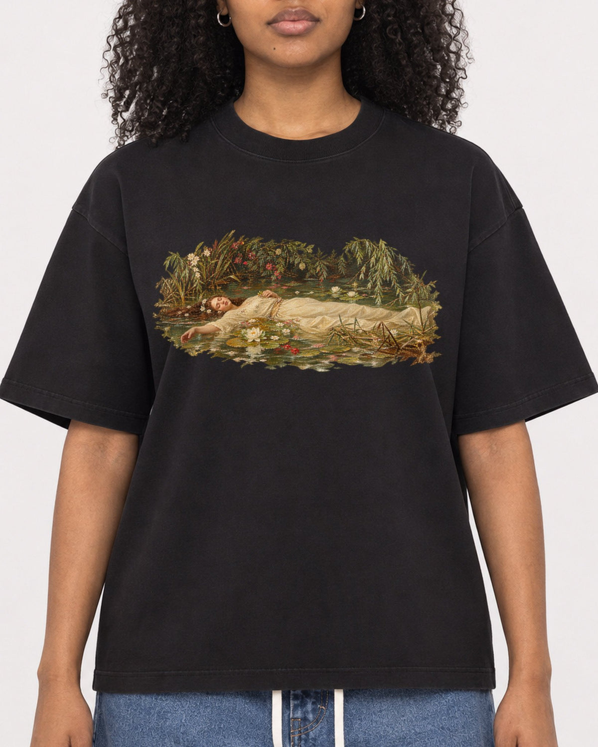 Mockup Boxy Heavyweight Tee Black female close-up 05