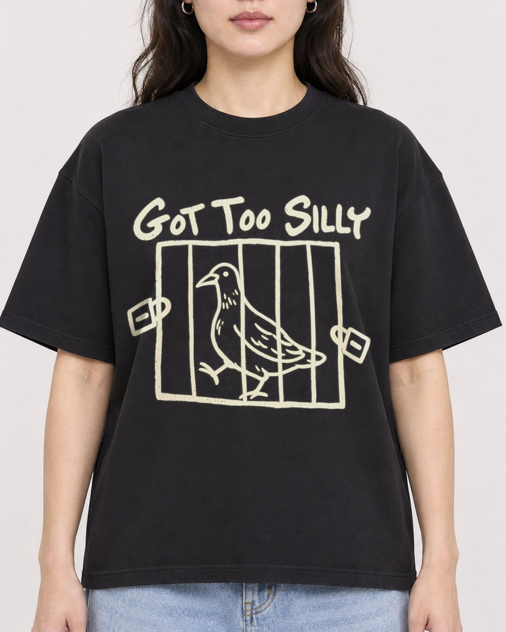 Mockup Boxy Heavyweight Tee Black female close-up 03