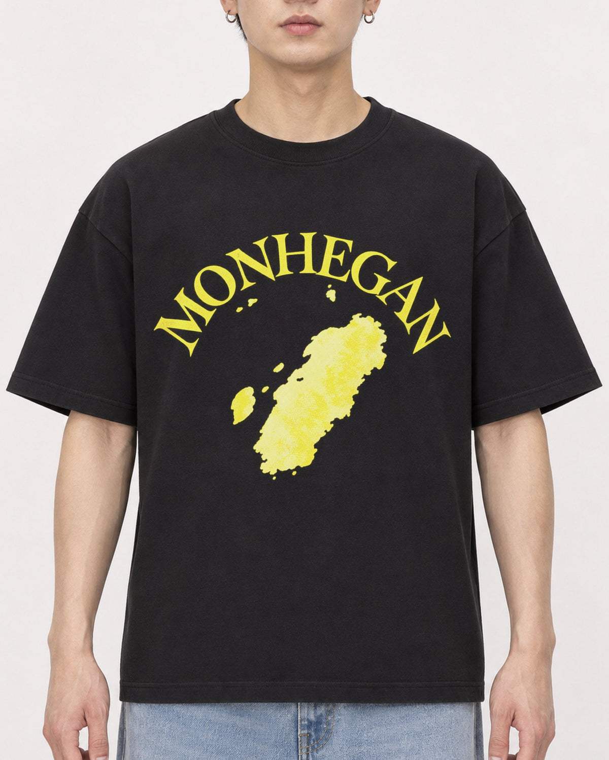 Mockup Boxy Heavyweight Tee Black male close-up 01