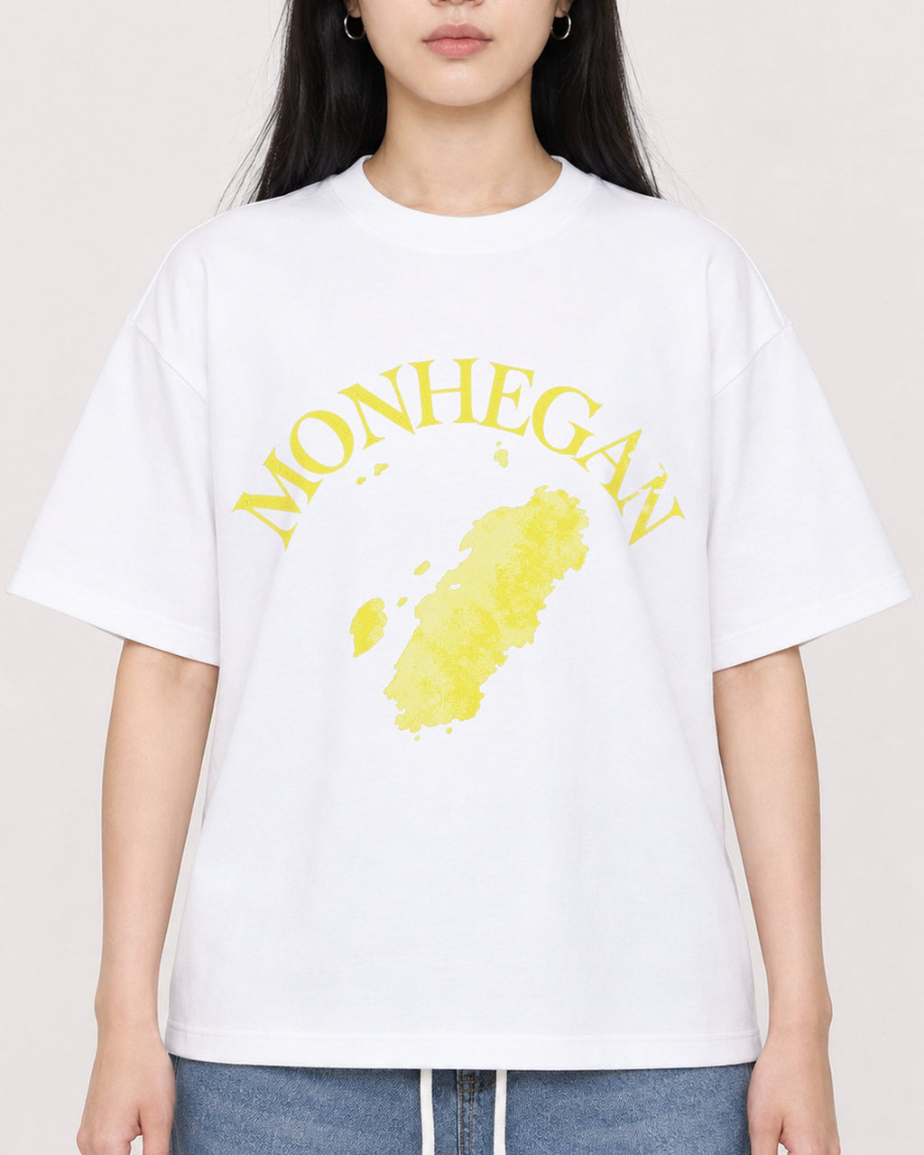Mockup Boxy Heavyweight Tee White female close-up 01