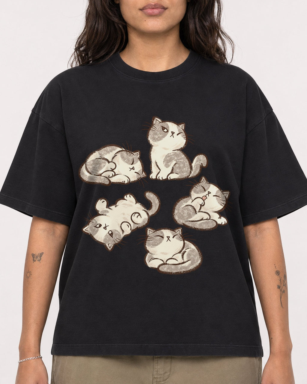 Mockup Boxy Heavyweight Tee Black female close-up 06