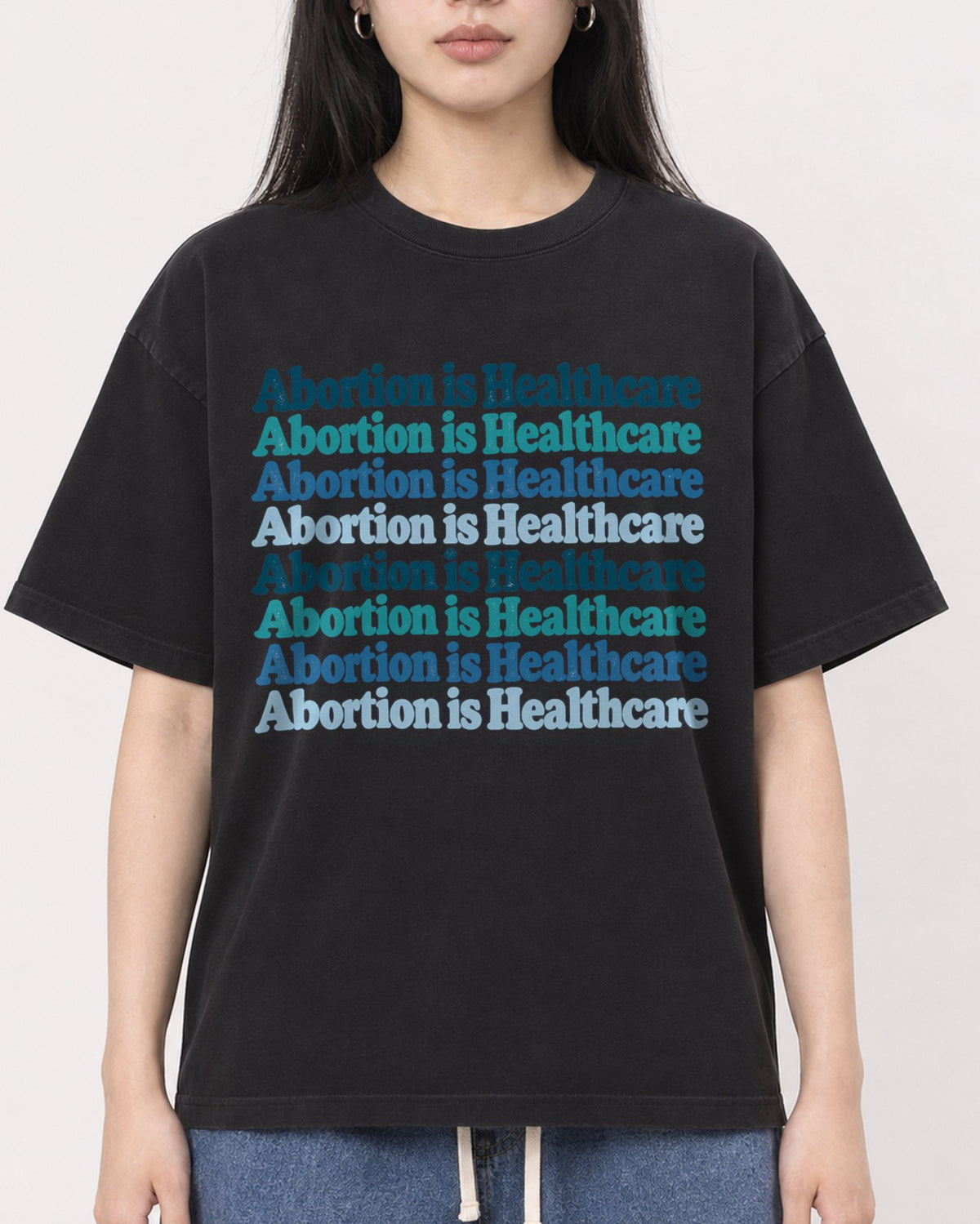 Mockup Boxy Heavyweight Tee Black female close-up 01