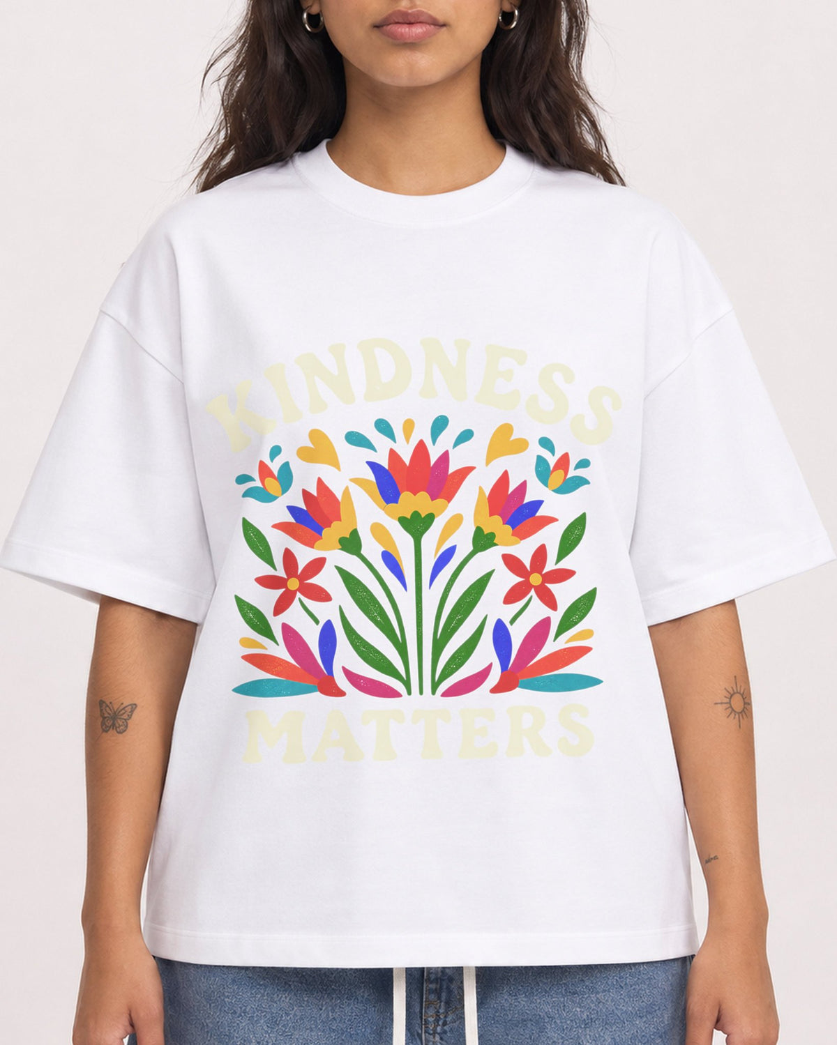 Mockup Boxy Heavyweight Tee White female close-up 06