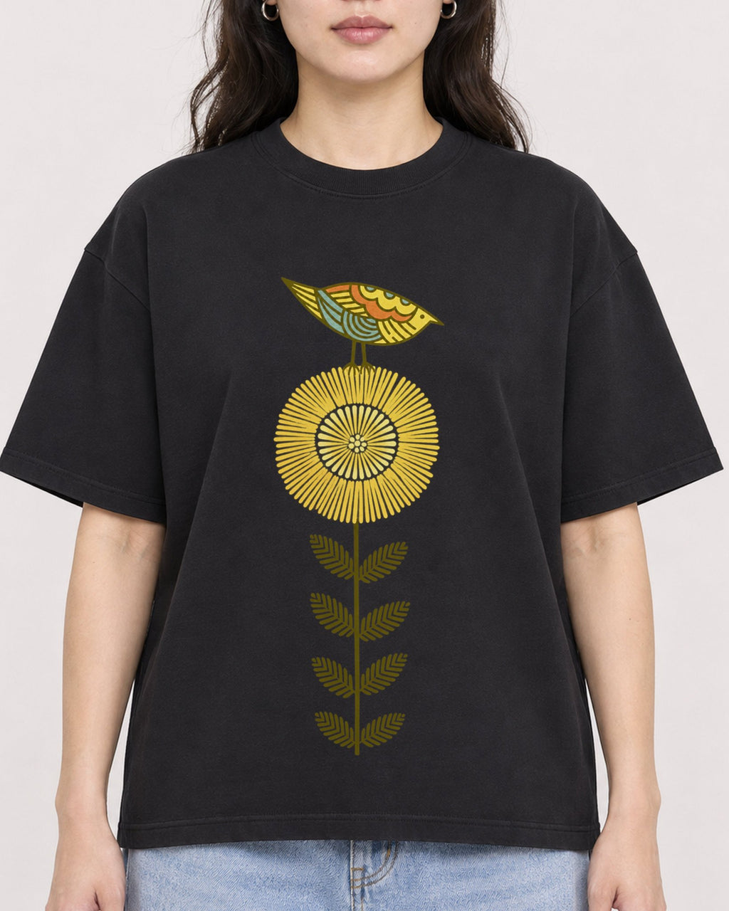 Mockup Boxy Heavyweight Tee Black female close-up 03