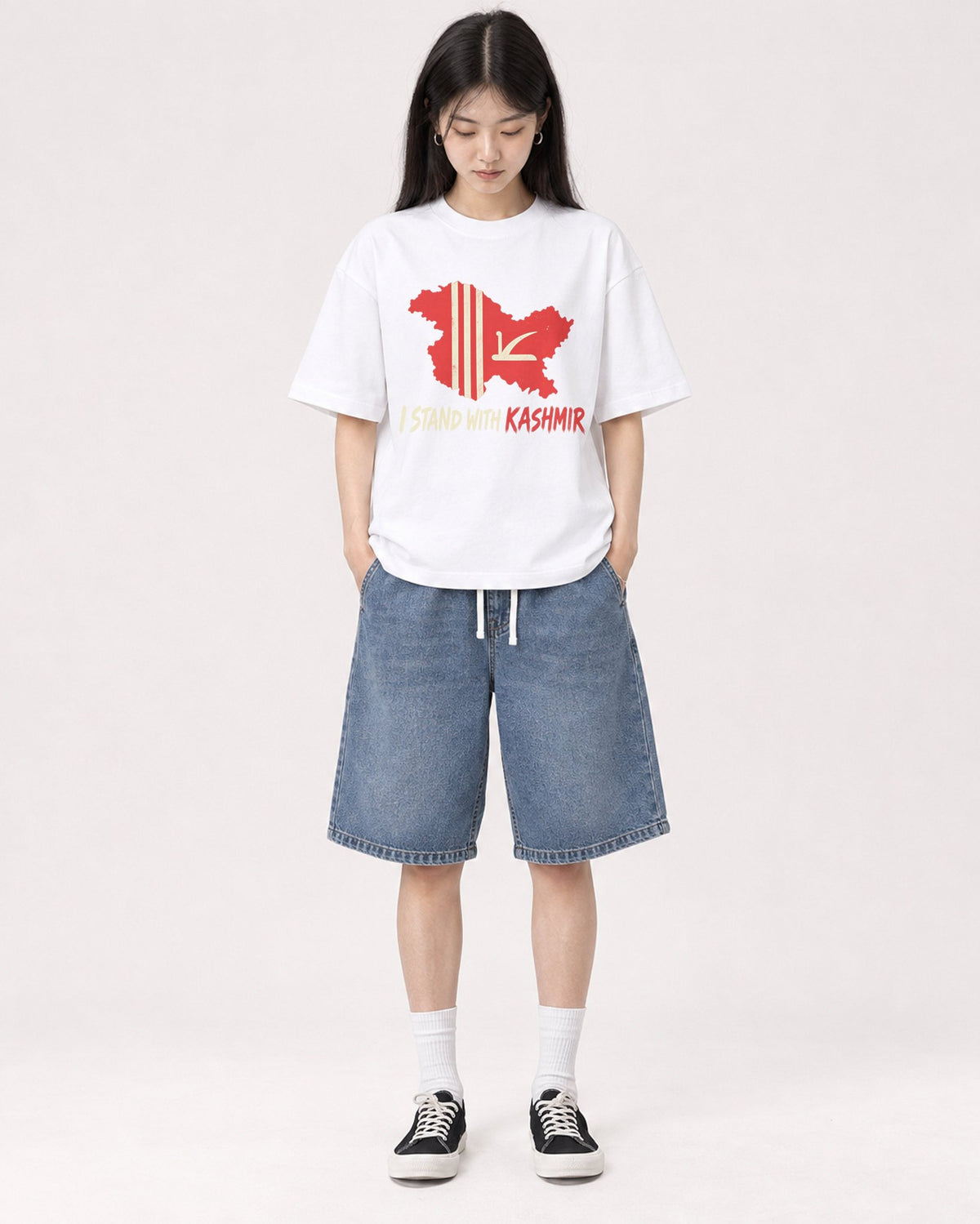 Mockup Boxy Heavyweight Tee White female full-body 01