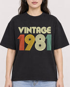 Mockup Boxy Heavyweight Tee Black female close-up 03