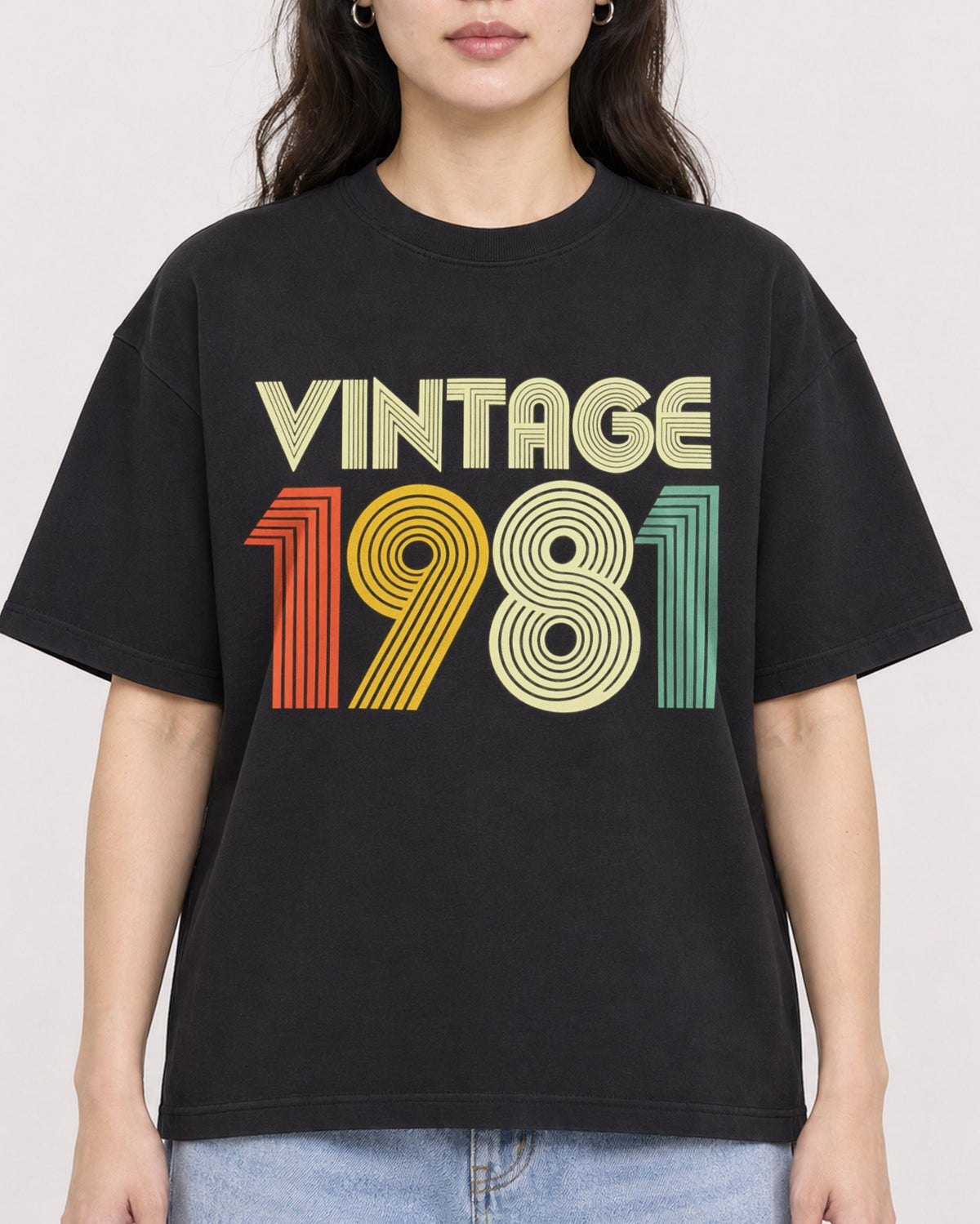 Mockup Boxy Heavyweight Tee Black female close-up 03