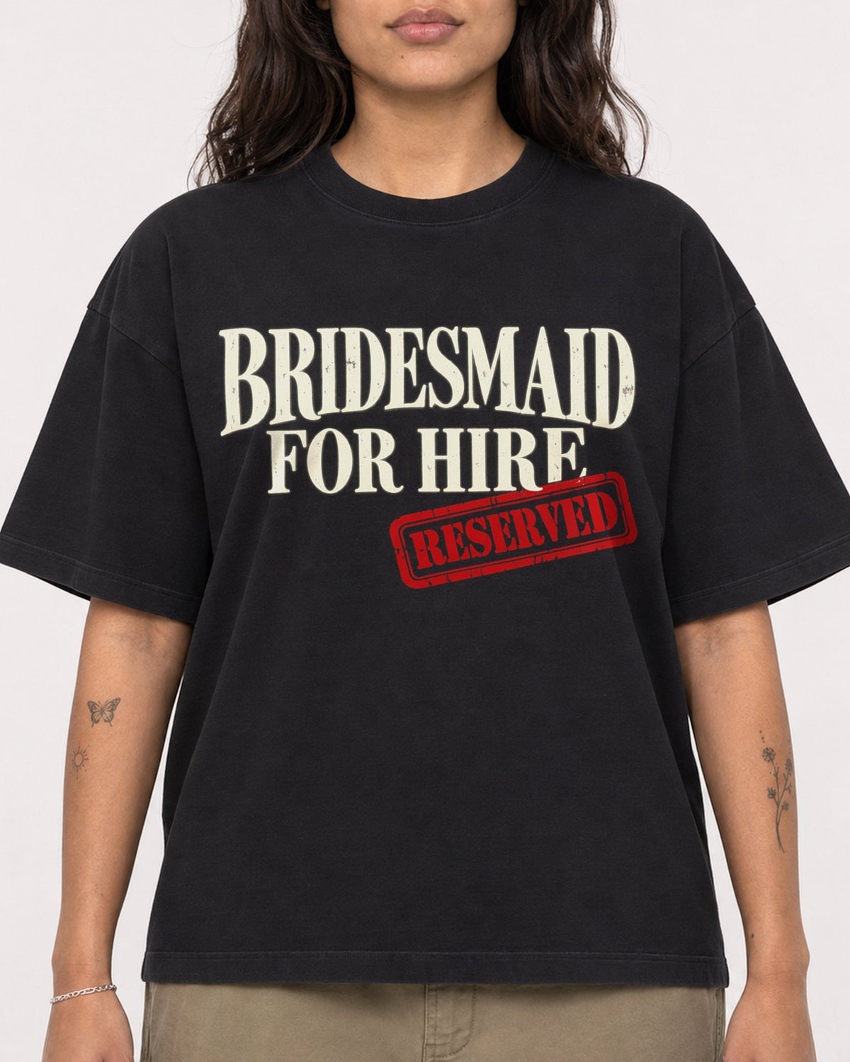 Mockup Boxy Heavyweight Tee Black female close-up 06