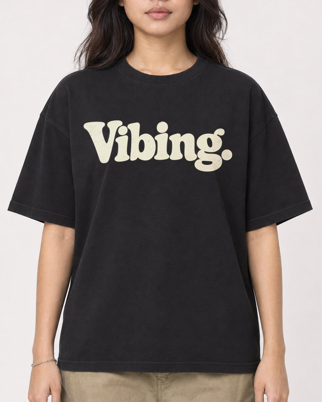 Mockup Boxy Heavyweight Tee Black female close-up 02