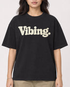 Mockup Boxy Heavyweight Tee Black female close-up 02