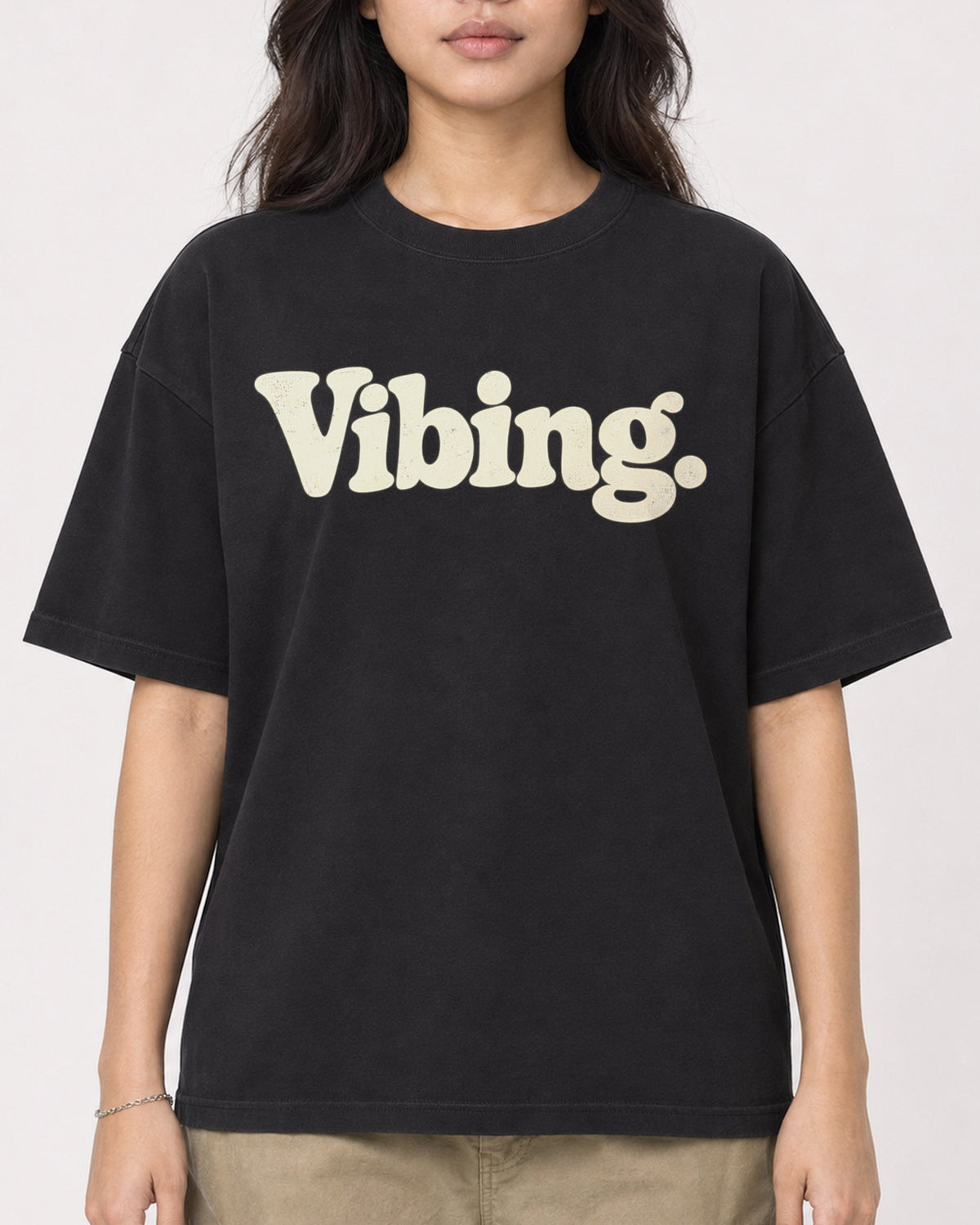 Mockup Boxy Heavyweight Tee Black female close-up 02