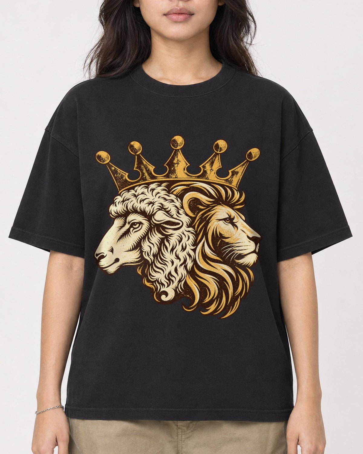 Mockup Boxy Heavyweight Tee Black female close-up 02