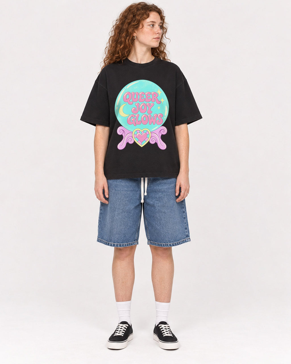 Mockup Boxy Heavyweight Tee Black female full-body 09