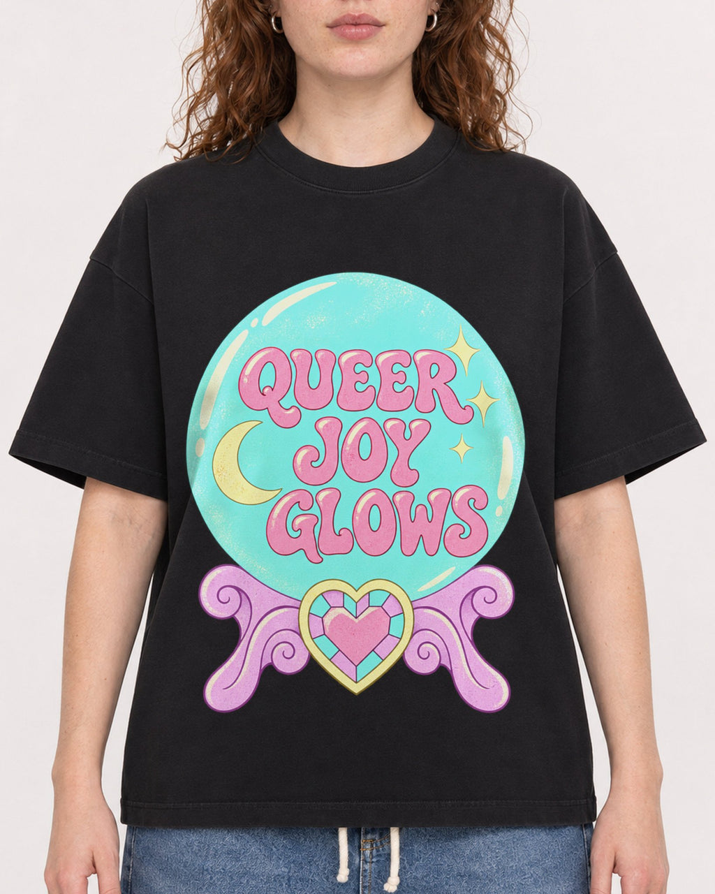 Mockup Boxy Heavyweight Tee Black female close-up 09