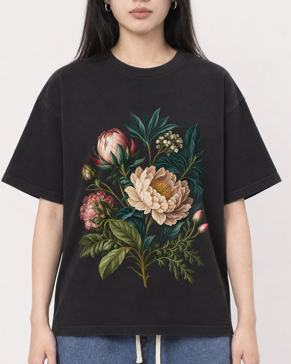 Mockup Boxy Heavyweight Tee Black female close-up 01