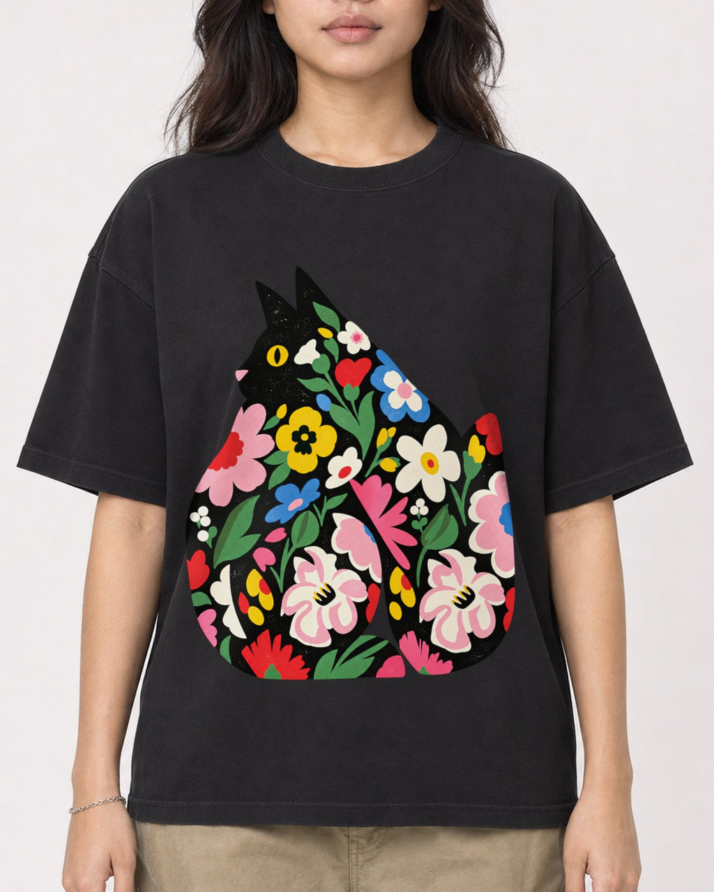 Mockup Boxy Heavyweight Tee Black female close-up 02