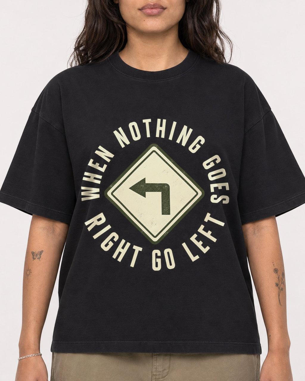 Mockup Boxy Heavyweight Tee Black female close-up 06