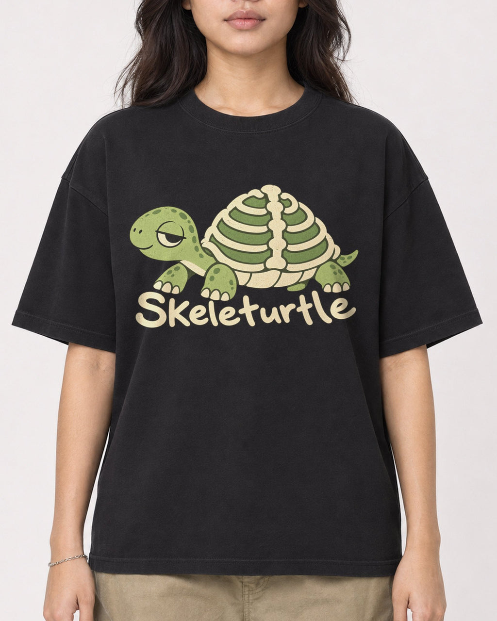 Mockup Boxy Heavyweight Tee Black female close-up 02