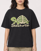 Mockup Boxy Heavyweight Tee Black female close-up 02