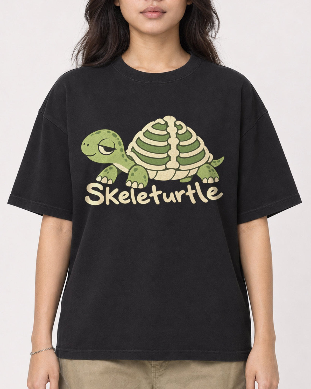 Mockup Boxy Heavyweight Tee Black female close-up 02
