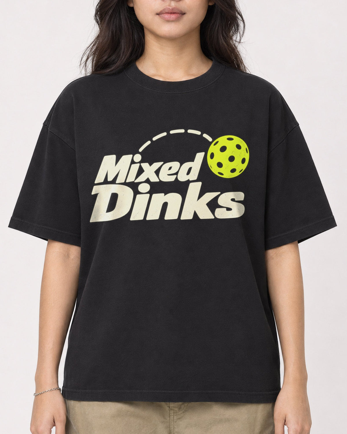 Mockup Boxy Heavyweight Tee Black female close-up 02