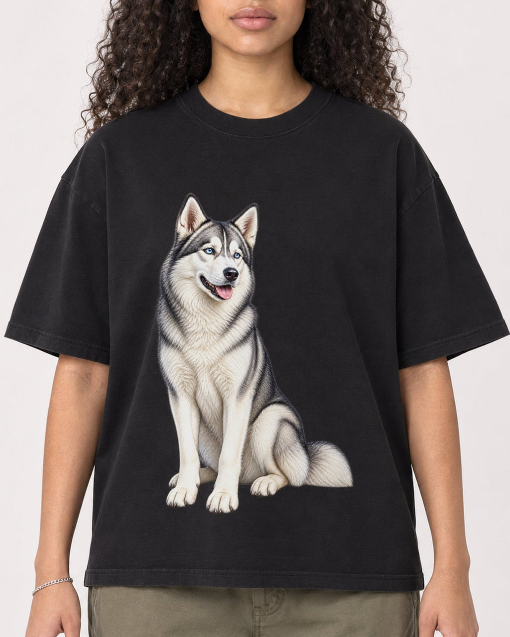 Mockup Boxy Heavyweight Tee Black female close-up 10