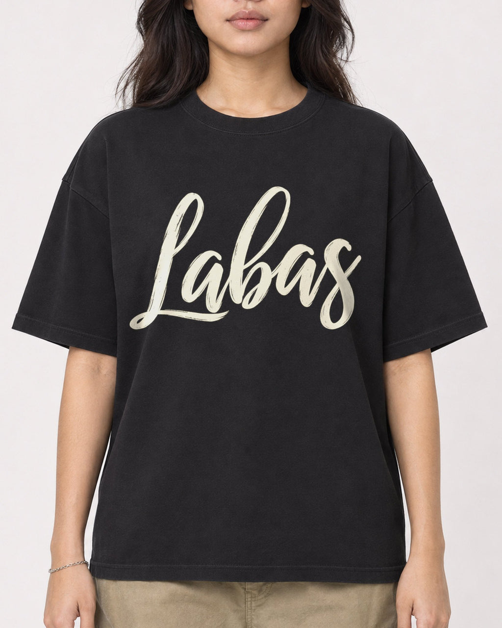 Mockup Boxy Heavyweight Tee Black female close-up 02