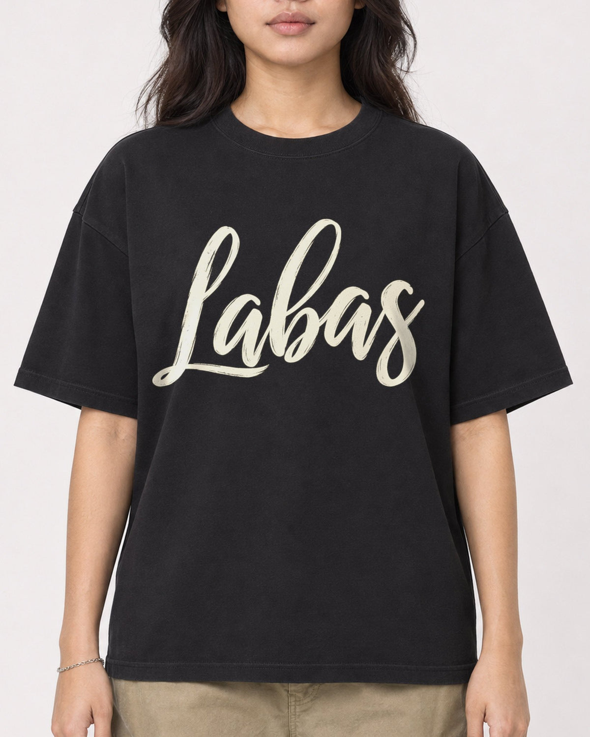 Mockup Boxy Heavyweight Tee Black female close-up 02