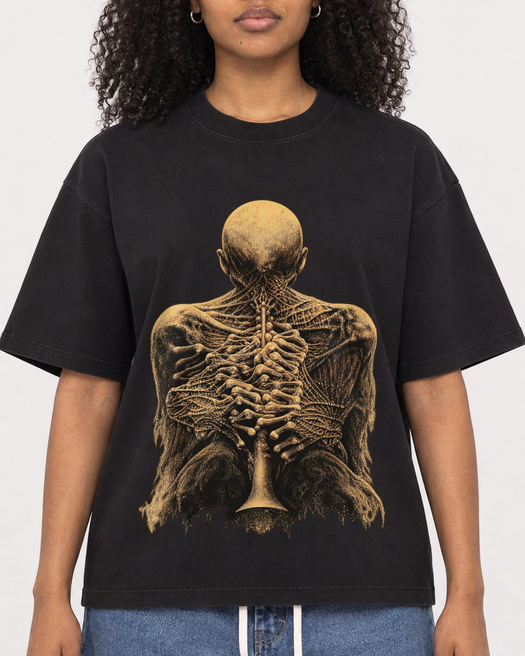 Mockup Boxy Heavyweight Tee Black female close-up 05