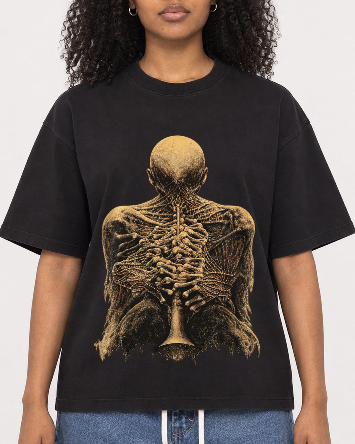 Mockup Boxy Heavyweight Tee Black female close-up 05