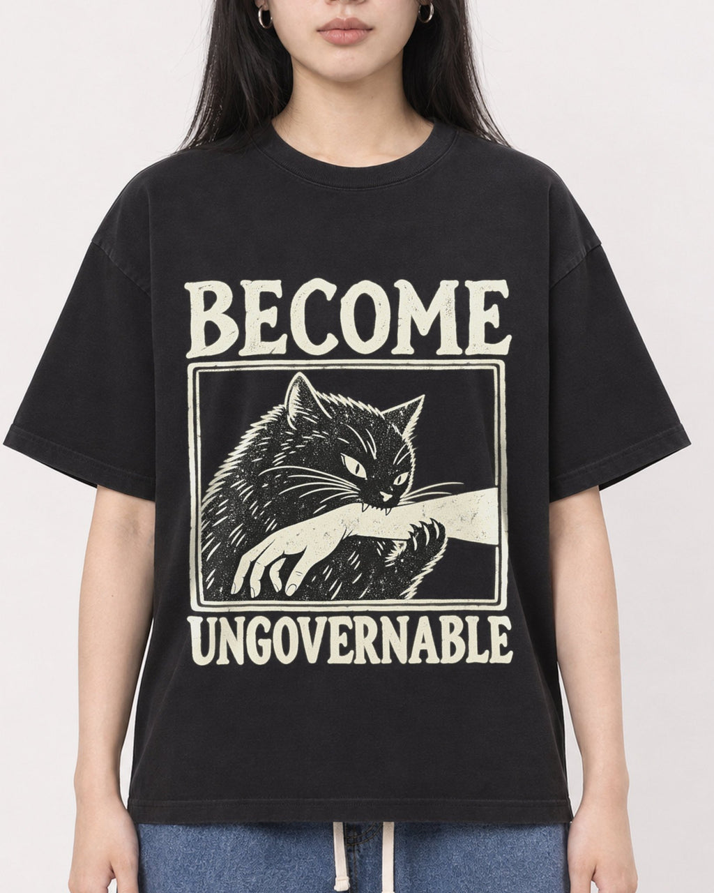 Mockup Boxy Heavyweight Tee Black female close-up 01