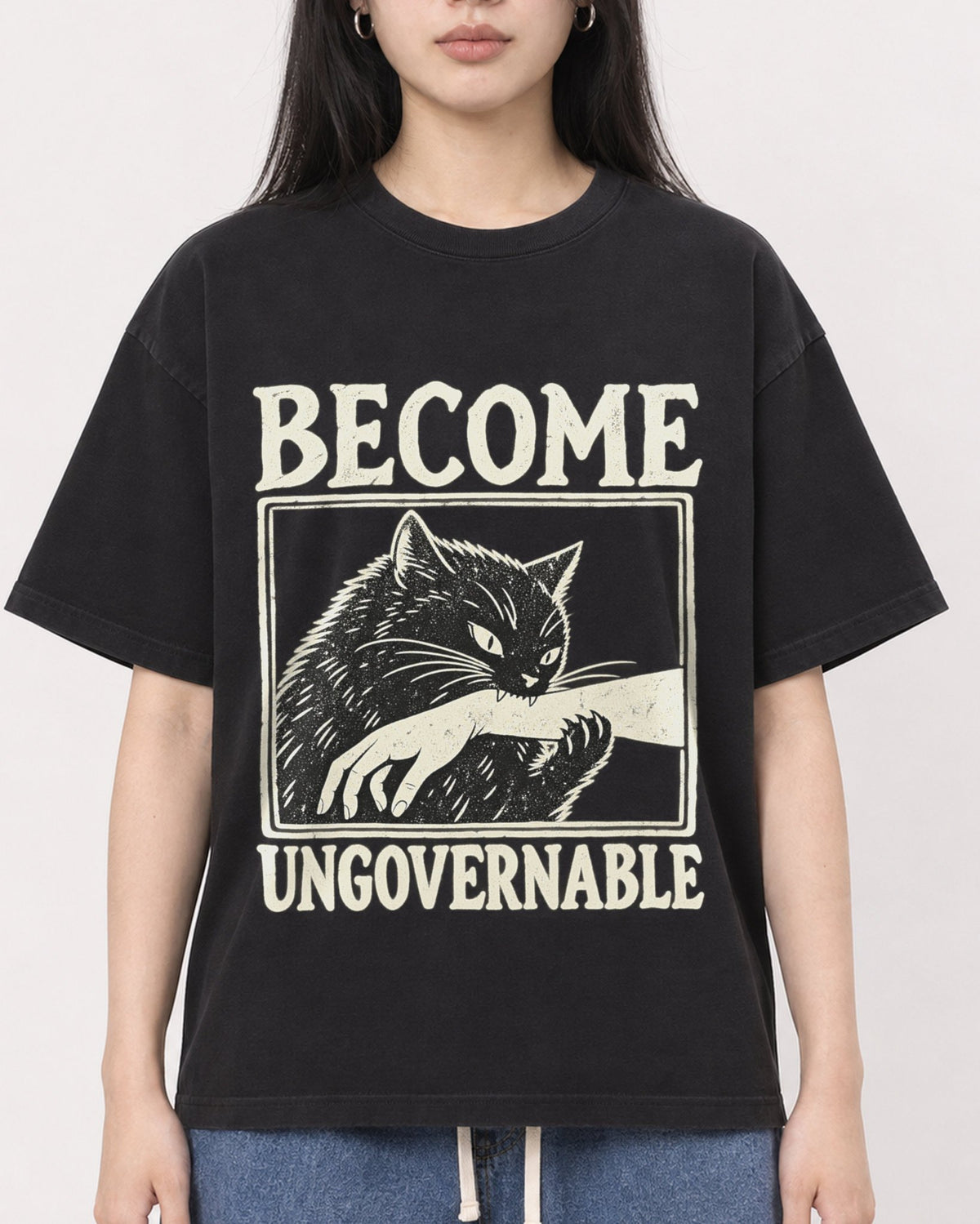 Mockup Boxy Heavyweight Tee Black female close-up 01
